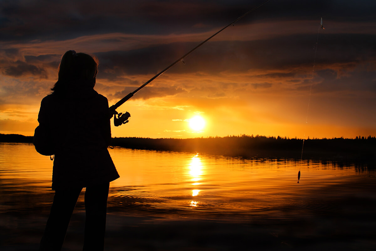 Рыбак с удочкой закат